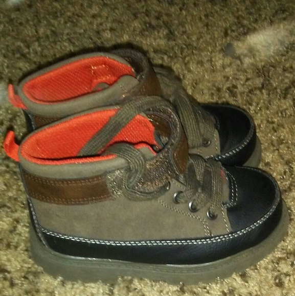 Boy shoes size 9 - Picture 2 of 3